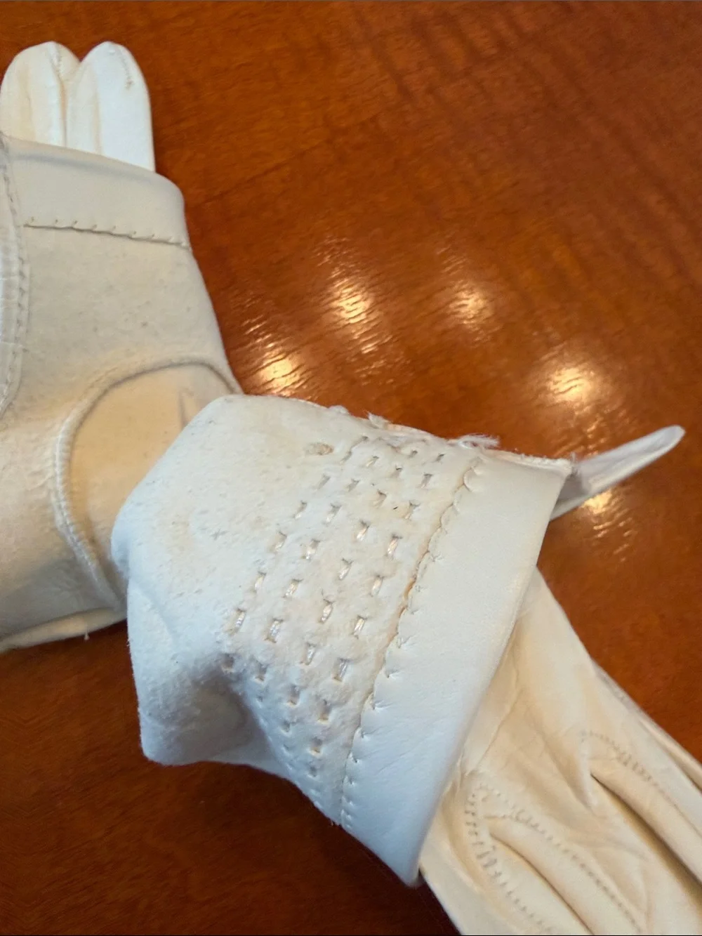 VintageClassic Women’s Cream Leather Gloves with Bow Accent small